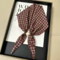 Petit foulard en soie élégant à motif pied-de-poule avec boucle en perle pour femmes. - Rouge Gris Pied-de-Poule
