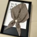 Chic petit foulard en soie pied-de-poule marron avec boucle aimantée perle élégante. - Marron Clair Blanc Pied-de-Poule