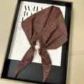 Gros plan d'un foulard en soie à motif pied-de-poule marron avec élégante boucle magnétique. - Style Pied-de-Poule (TYY-04) / Marron Pied-de-Poule