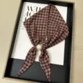 Petit foulard en soie à carreaux avec fermoir aimanté perlé, élégant tour de cou pour femmes. - Style à Carreaux (TYY-03) / Rouge Brun Gris à Carreaux