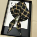 Élégant foulard à carreaux noirs avec boucle aimantée en perle chic, idéal comme cravate. - Style à Carreaux (TYY-02) / Noir Café à Carreaux