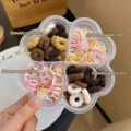Kind haarelastiekjes detail, schattige bloemendoos met diverse kleurrijke mini haarelastiekjes. - Pluche Elastiekjes Set / Bloem Opbergdoos / Koffie (Veelkleurig)