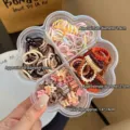 Kinderen kleurrijke haarelastiekjes en mini haarklemmen set in bloem opbergdoos detail - Klemmen en Elastiekjes Gemengde Set / Bloem Opbergdoos / Koffie (Klemmen en Elastiekjes)