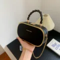 Chique zwarte box handtas met gouden rand, gedraaide handgreep en ketting voor dames. - Zwart