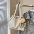 Ribfluwelen shopper tas voor dames casual schoudertas grote capaciteit handtas met pluche hanger - Met Hanger / Broken Wit