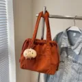 Stijlvolle ribfluwelen tote bag voor dames, grote schoudertas met schattige pluche hanger. - Met Hanger / Bruin