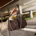 Borsa a spalla in denim marrone scuro con catena in metallo e fibbia, borsa trendy in tela. - Caffè