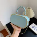 Lichtblauwe box schoudertas met gevlochten handvat, chique crossbody kettingtas voor vrouwen. - Blauw