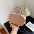 Sac à main boîte rose avec bordure dorée et chaîne, petit sac bandoulière élégant femme. - Rose