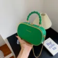 Sac à main structuré vert avec poignée tressée et chaîne dorée, sac boîte tendance pour femmes. - Vert