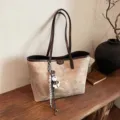 Vintage braune PU Leder Shopper Tasche, große lässige Schultertasche für Damen Herbst Stil. - Mit Anhänger / Khaki mit Kaffee