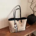Lässige Retro-PU-Leder-Tragetasche mit großer Kapazität und niedlichem Hund-Schlüsselanhänger - Mit Anhänger / Khaki und Schwarz