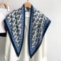 Blauw-witte bloemen driehoekige zijden sjaal, elegante buitensjaal en veelzijdig herfst mode accessoire. - 87*130CM / Blauwe en Witte Print (TH-01)