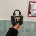 Mini schwarze Umhängetasche für Damen, trendiges Design mit goldenem Schloss und Kette. - Schwarz