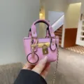 Mini rosa Leder Handtasche Anhänger Schlüsselanhänger mit Kette und Schloss, chic Accessoire. - Rosérosa