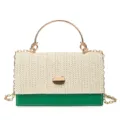 Vue détaillée du sac carré miniature en paille tissée et cuir vert avec poignée et chaîne en métal. - Vert