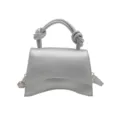 Silberne Lederhandtasche mit gebundenem Griff und geschwungener Unterseite, Umhängetasche. - Silber