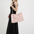 Rosa Kord Shopper Tasche mit süßem Erdbeer-Print, lässige Schulter- und Umhängetasche für Damen. - Rosa