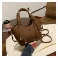 Detailansicht der braunen PU-Leder Umhängetasche mit stilvollen Metallschienen und Griffen. - Ohne Anhänger / Kaffee
