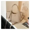 Beige Damen Schultertasche Umhängetasche Shopper, große PU Leder Handtasche für Pendler Alltag. - Ohne Anhänger / Gebrochenes Weiß