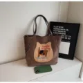 Braune Cord-Tragetasche für Damen, große Umhängetasche mit süßem Katzen-Aufnäher und Design. - Braun