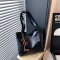 Schwarze PU Leder Shopper Tasche für Damen, große minimalistische Umhängetasche Alltag. - Schwarz Mit Anhänger