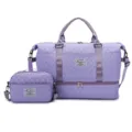 Schickes lila gestepptes Reisegepäcktaschen-Set mit passender Umhängetasche für Damen. - Hellviolett