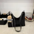 Klassische schwarze Wildleder Schulter Shopper Tasche mit süßem Plüsch Bär Schlüsselanhänger - Mit Anhänger / Schwarz