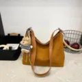 Braune Wildleder Hobo Schultertasche Große Kapazität Tote mit Süßem Bären Anhänger Damen Herbst - Mit Anhänger / Gelbbraun