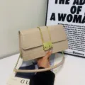 Einfache hellbraune Krokodil-Umhängetasche mit goldener Kette und Schloss für Damen chic - Gebrochenes Weiß