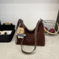 Dunkelbraune Wildleder Schultertasche für Damen, große Hobo Tasche mit süßem Bären Anhänger. - Mit Anhänger / Kaffee