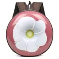 Süßer runder Kinderrucksack Detail, rosa Hartschale mit weißem Blumendesign, kleiner Schulranzen. - Blume
