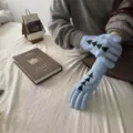 Vue détaillée de gants en tricot bleu avec motif d'arbre, manchette longue d'hiver. - Taille unique / Bleu