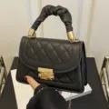 Élégante mini sacoche matelassée noire avec poignée froncée et chaîne dorée pour femmes. - Noir