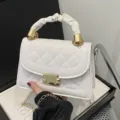Sac à bandoulière matelassé blanc élégant avec poignée plissée et fermoir doré tendance. - Blanc