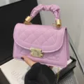 Sac à bandoulière matelassé violet avec fermoir métallique et poignée froncée. - Violet