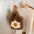 Braune flauschige Plüsch Handtasche mit süßem Blumenmuster, Holzgriff und stylischer Kette. - Karamellbraun