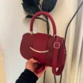 Burgundy Gewebte Umhängetasche, Retro Schultertasche mit Goldener Metallstange - Rot
