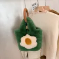 Fluffy grüne Plüsch Handtasche mit Holzring Griff und Gänseblümchen Design. Schicke Wintertasche. - Avocadogrün