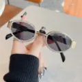 Y2K ovale Strass Sonnenbrille für Damen, modische Metallrahmen Sonnenbrille, schicke Eyewear. - Goldener Rahmen Graue Gläser