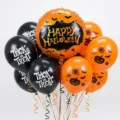 Close-up van bedrukte Halloween feestdecoratie ballonnen met enge pompoen en spinneweb motieven. - Halloween Set 21669