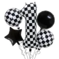Vista dettagliata dei palloncini in alluminio con motivo a scacchi da corsa bianchi e neri. - Set da 5 Pezzi da Corsa Nero e Bianco 1