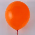 Palloncino in lattice opaco arancione da 10 pollici con asticella rossa per feste. - Arancione