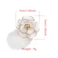 Primo piano della spilla fiore di camelia bianca con bordo dorato, dettaglio 3cm. - 14k / Bianco