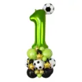 Dettaglio in primo piano del palloncino foil numero 1 verde con set decorazione calcio. - Numero Calcio 1