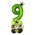 Détail de ballon aluminium chiffre 9 vert avec ballon football et étoile dorée fête. - Numéro de Football 9