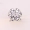 Anello per foulard floreale argentato con strass brillanti e opali, elegante accessorio. - Argento
