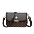 Sac a bandouliere femme en cuir motif monogramme retro avec logo en metal et rabat. - Motif Nuage Marron