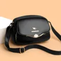 Elegante schwarze PU Leder Umhängetasche für Damen mit schicker Kleeblatt Metall Dekoration. - Schwarz