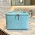 Lichtblauwe cosmetische tas van leer met krokodillenprint, draagbare reismake-upkoffer. - 23x14x15cm / Meerblauw